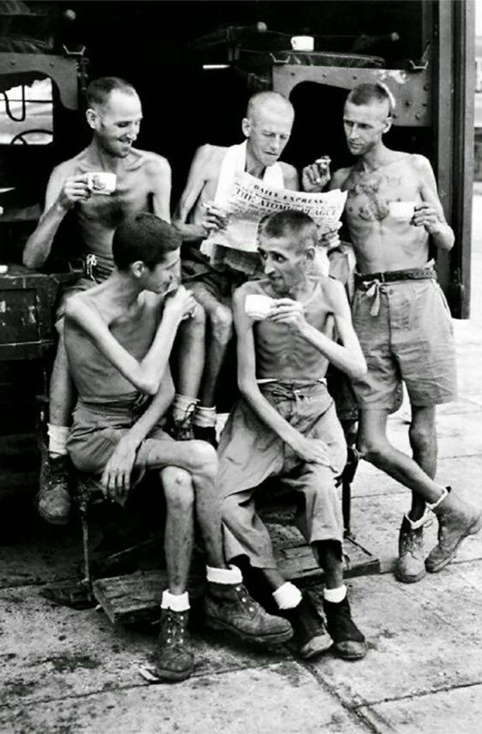 Septiembre de 1945. Soldados australianos se ponen al día con las noticias de casa tras su liberación del cautiverio japonés en Singapur