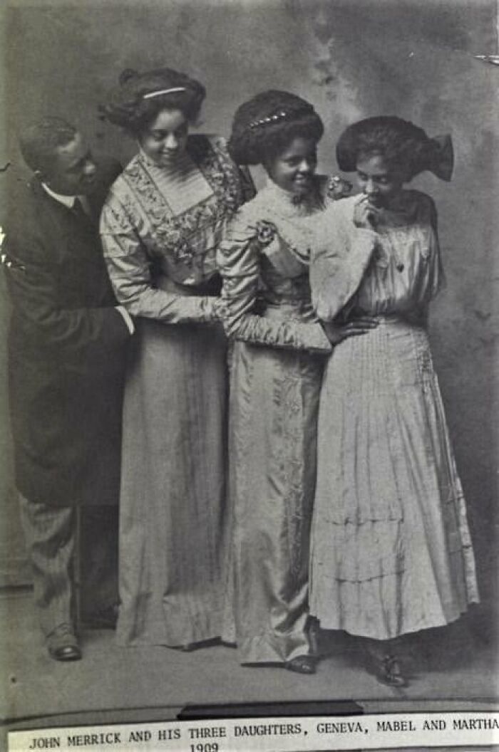 John Merrick y sus tres hijas, Geneva, Marel y Martha. 1909 