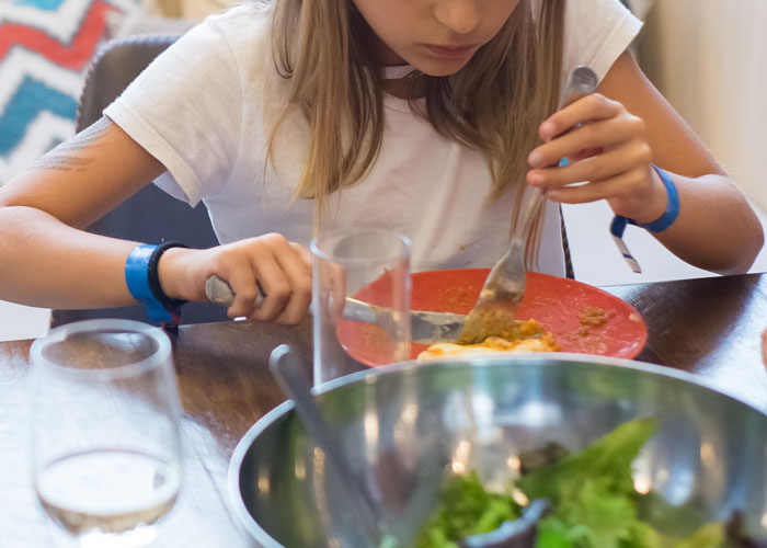 “I Wasn’t Going To Cook Anything Else”: Mom Demands Apology And New Meal After 9-Year-Old Starts Bawling Over Food, Host Shows Them The Door Instead “I Wasn’t Going To Cook Anything Else”: Mom Demands Apology And New Meal After 9-Year-Old Starts Bawling Over Food, Host Shows Them The Door Instead