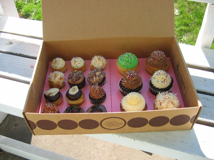 Guy Throws Away Cupcakes Sent By 18 Y.O. Obsessed Woman, Gets Called A Jerk Guy Throws Away Cupcakes Sent By 18 Y.O. Obsessed Woman, Gets Called A Jerk