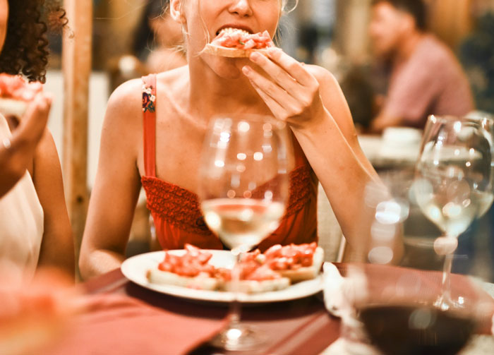 19 Y.O. Daughter Gets Excluded From Family Dinner Because She Called Her Dad’s 26 Y.O. Girlfriend A Gold Digger 19 Y.O. Daughter Gets Excluded From Family Dinner Because She Called Her Dad’s 26 Y.O. Girlfriend A Gold Digger