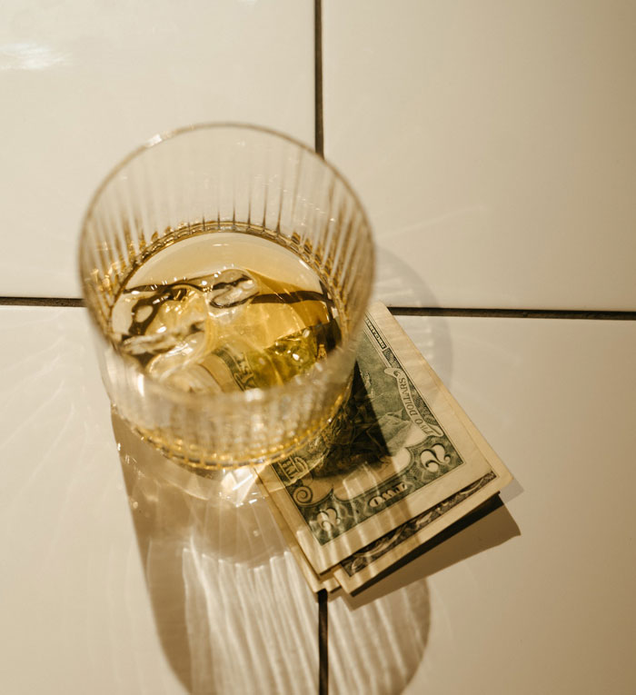 Moneyed Friend Quietly Bails, Knowing That Pals Who Over-Ordered Will Expect Them To Split The Restaurant Bill Moneyed Friend Quietly Bails, Knowing That Pals Who Over-Ordered Will Expect Them To Split The Restaurant Bill