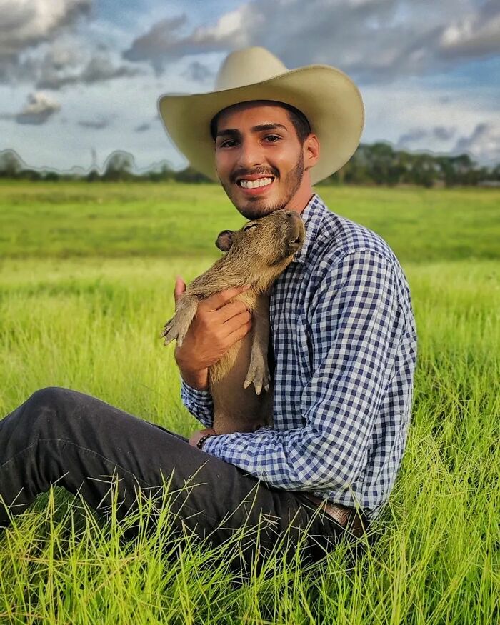 This Man From Brazil Who Lives On A Farm Shares A Beautiful Bond With A Rescued Capybara This Man From Brazil Who Lives On A Farm Shares A Beautiful Bond With A Rescued Capybara