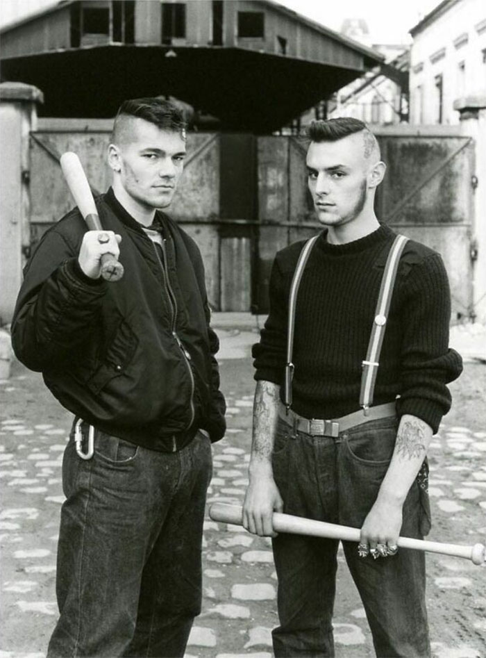 Miembros de los Guerreros Rojos: una banda callejera francesa de jóvenes antifascistas que utilizó la fuerza violenta para combatir el auge de la violencia neonazi en Francia a mediados y finales de la década de 1980