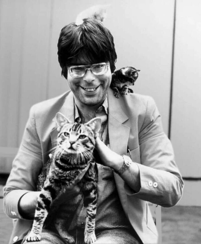 This Photograph From The 1980s Shows The American Suspense Writer Stephen King With His Adorable Kittens