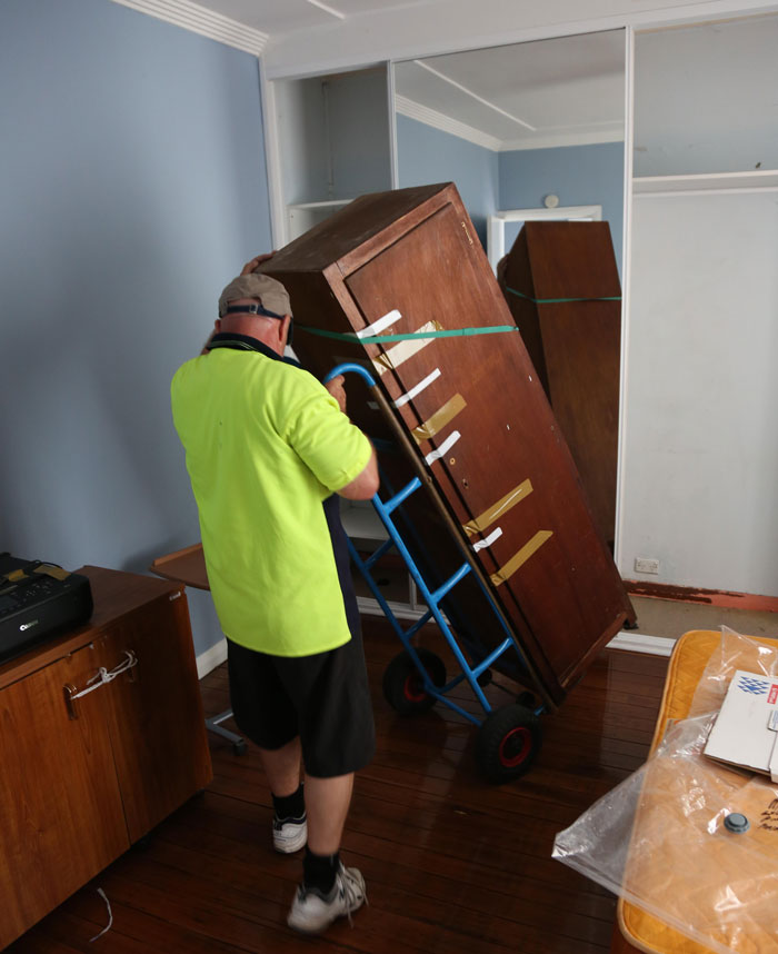 Knowing Their Home Is Tiny, Students Get Revenge On Neighbors Who Stole Furniture From Their House By Not Taking It Back Knowing Their Home Is Tiny, Students Get Revenge On Neighbors Who Stole Furniture From Their House By Not Taking It Back