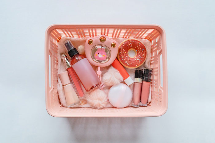 "Throw The Whole Wife Away": Man Is Not Allowed To Refill Soap Dispenser, Throws It Away Instead, Making Wife Dig Through The Trash "Throw The Whole Wife Away": Man Is Not Allowed To Refill Soap Dispenser, Throws It Away Instead, Making Wife Dig Through The Trash