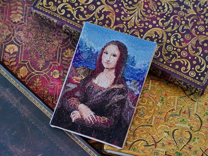 Cross Stitched Mona Lisa (6 Pics)