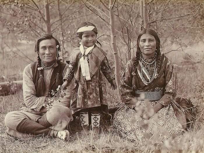  Miembros de la Primera Nación Stoney. El guía Samson Beaver con su esposa Leah y su hija Frances Louise, 1907