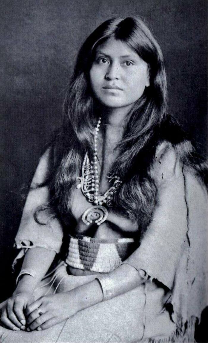 Loti-Kee-Yah-Tede la hija del jefe Laguna Pueblo, Nuevo México, 1905. Fotografía de Carl E. Moon