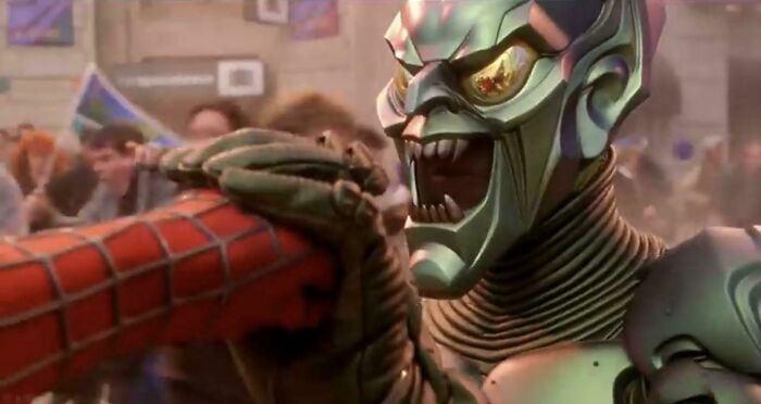 En Spider-Man (2002), cuando va a dar un puñetazo al Duende Verde, se le ven los labios inmóviles. Mientras la voz de Willem Dafoe dice "¡Impresionante!"