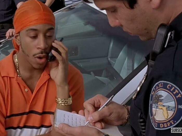 En 2 Fast 2 Furious (2003) se ve a un policía escribiendo en un papel ya escrito