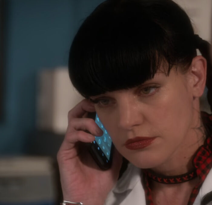 [NCIS] Sólo fijaros que Abby usa claramente la calculadora para hacer una llamada
