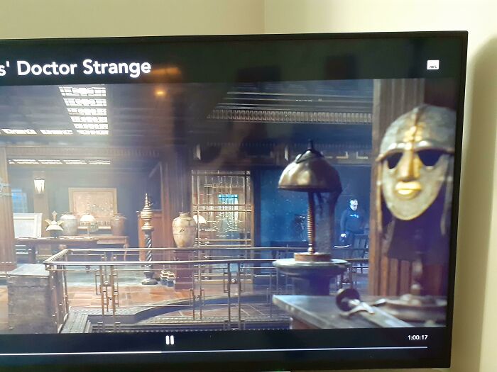 Estoy viendo Doctor Strange y pillé a un miembro del equipo literalmente a plena vista