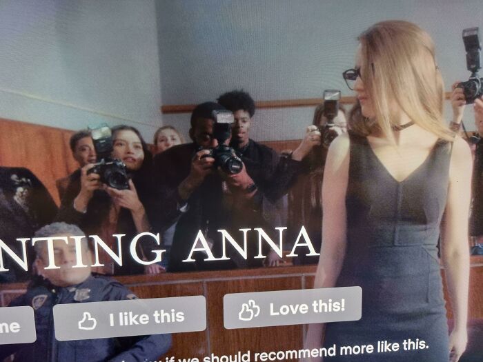En ¿Quién es Anna? hay un fotógrafo con la tapa aún puesta en la lente