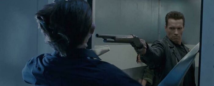En Terminator 2, la cabeza del T-1000 empieza a partirse antes de que Arnold dispare