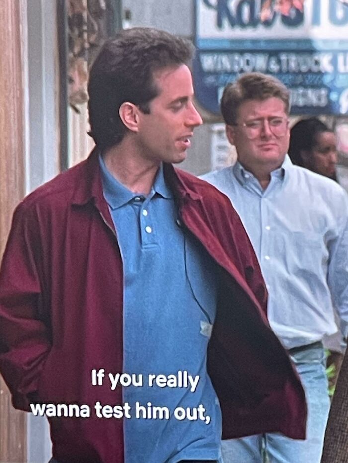 En Seinfeld temporada 8 episodio 2, se puede ver el micrófono de Jerry cuando se levanta la chaqueta