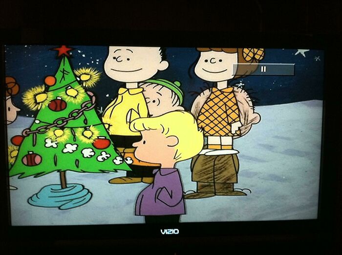 En la película de 1965 "La Navidad de Charlie Brown", hay un fotograma de animación que está fuera de secuencia, lo que provoca que los dos personajes del fondo aparezcan en la capa central y cubran a Pig-Pen y Linus