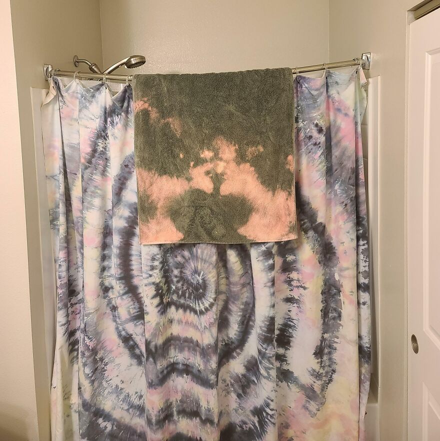 This Towel My Wife Accidentally Bleached That Looks Like An Odd Couple Kissing In A 17th Century Painting