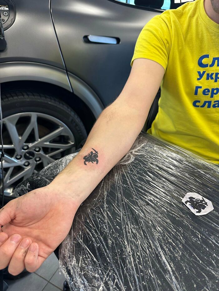 Car Dealership Got Creative For A Charity Campaign Supporting Ukraine By Hosting One-Day Tattoo Studio