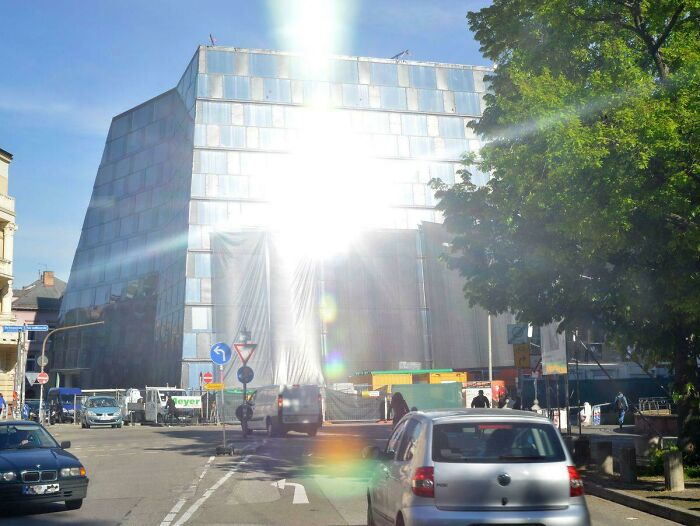 Este es el nuevo edificio universitario de Friburgo que al mismo tiempo ciega a los vehículos