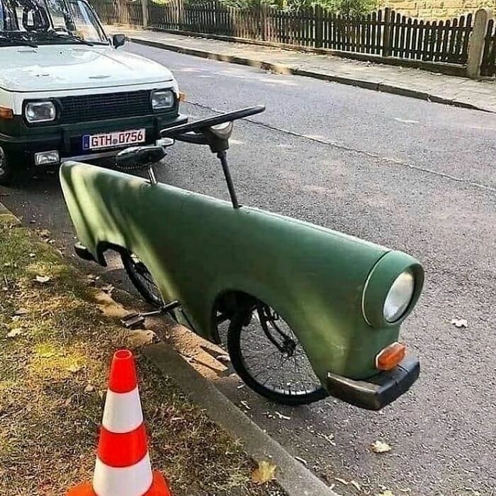 Una bicicleta hecha con un guardabarros de coche