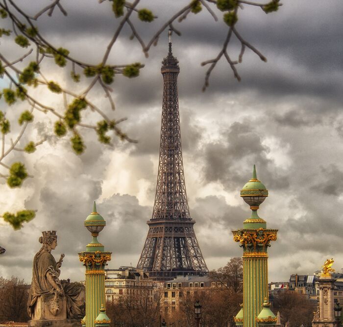 Eiffel tower in a cloudy environment 