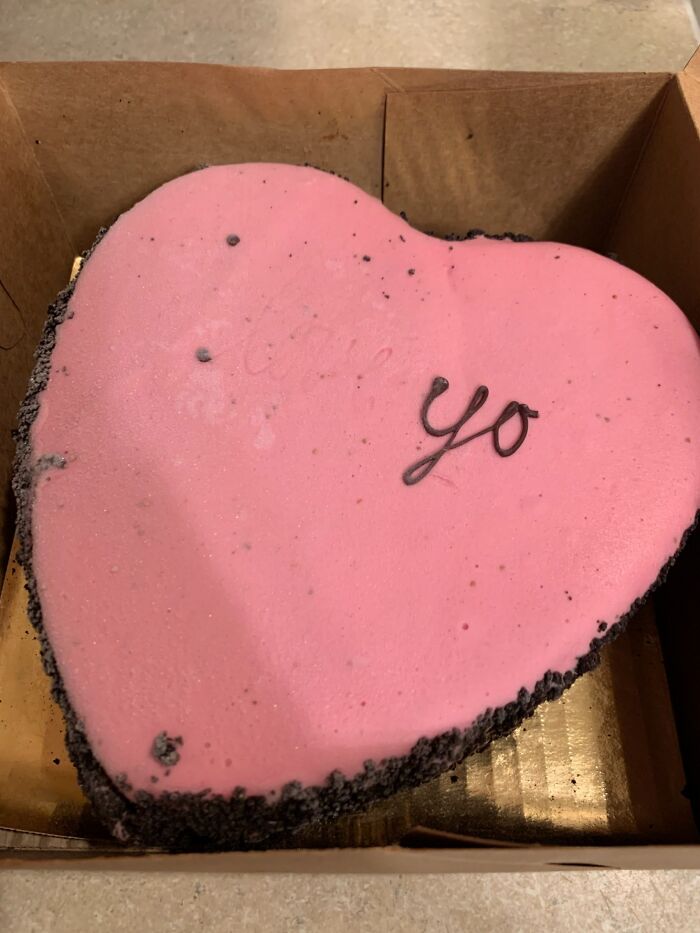 El pastel helado que pedí para San Valentín decía "I Love You " (Te amo), pero algunas letras se cayeron durante el envío