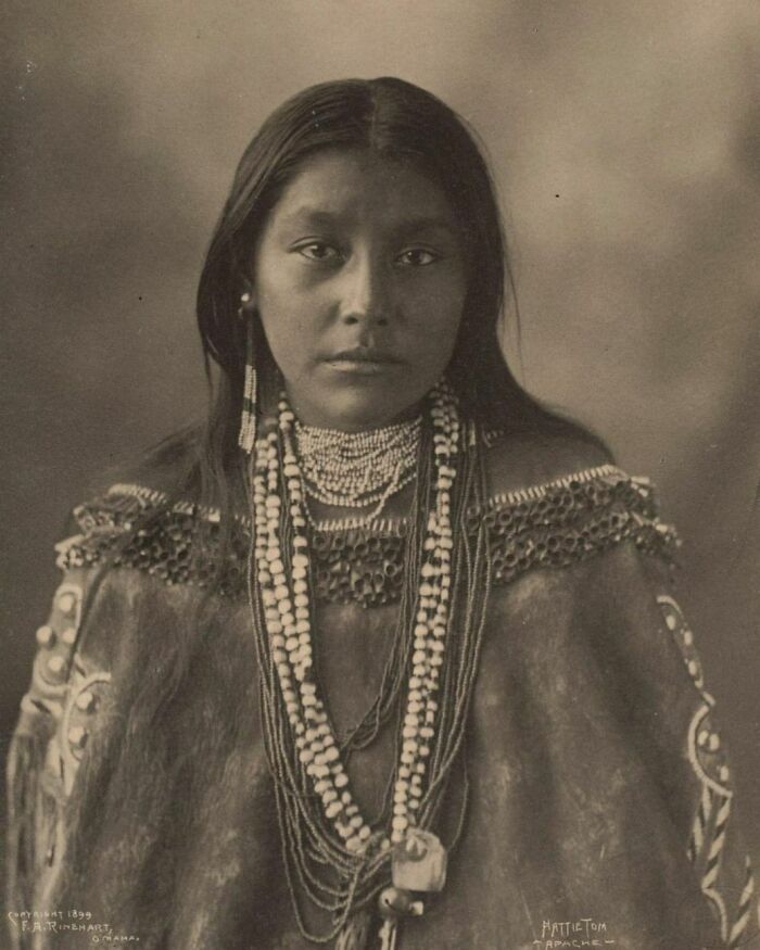  Retrato de Hattie Tom, nativa americana apache, en 1899