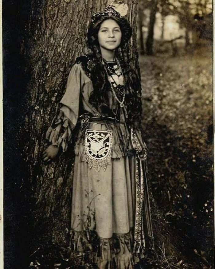 Retrato de Ah-Weh-Eyu (Bella Flor) de la nación Séneca, en 1908. Foto por J. l. Blessing