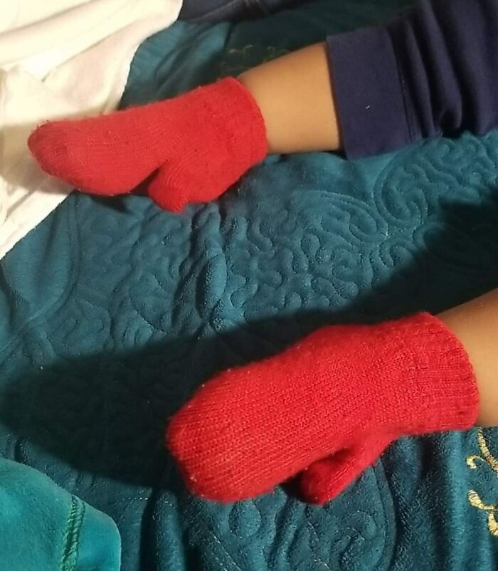 Pensaba que le había puesto calcetines a mi hijo esta mañana. Resulta que eran guantes. Mi suegra me envió esto