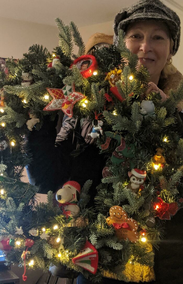 Mi mamá recordó que no tengo espacio en mi casa para un árbol de Navidad, así que me hizo esta corona con luces incorporadas y todos los adornos de cuando era niño
