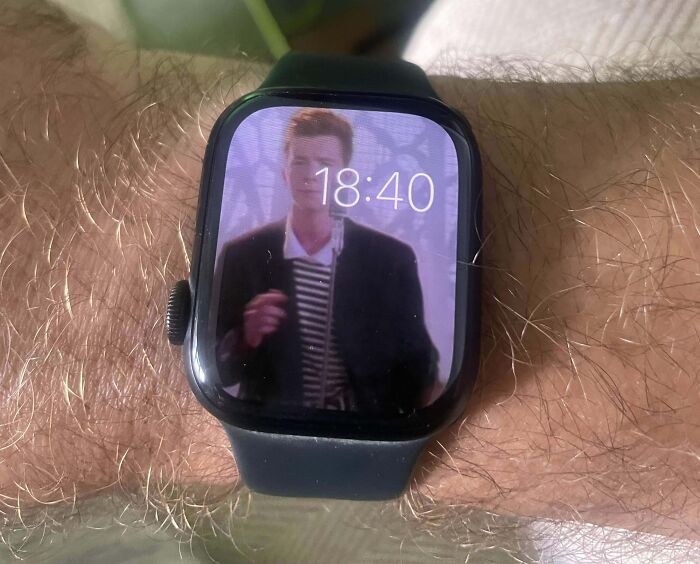Mi hija ha descubierto como cambiar la foto de mi reloj usando mi teléfono. Ah, y por lo visto sabe la contraseña de mi teléfono