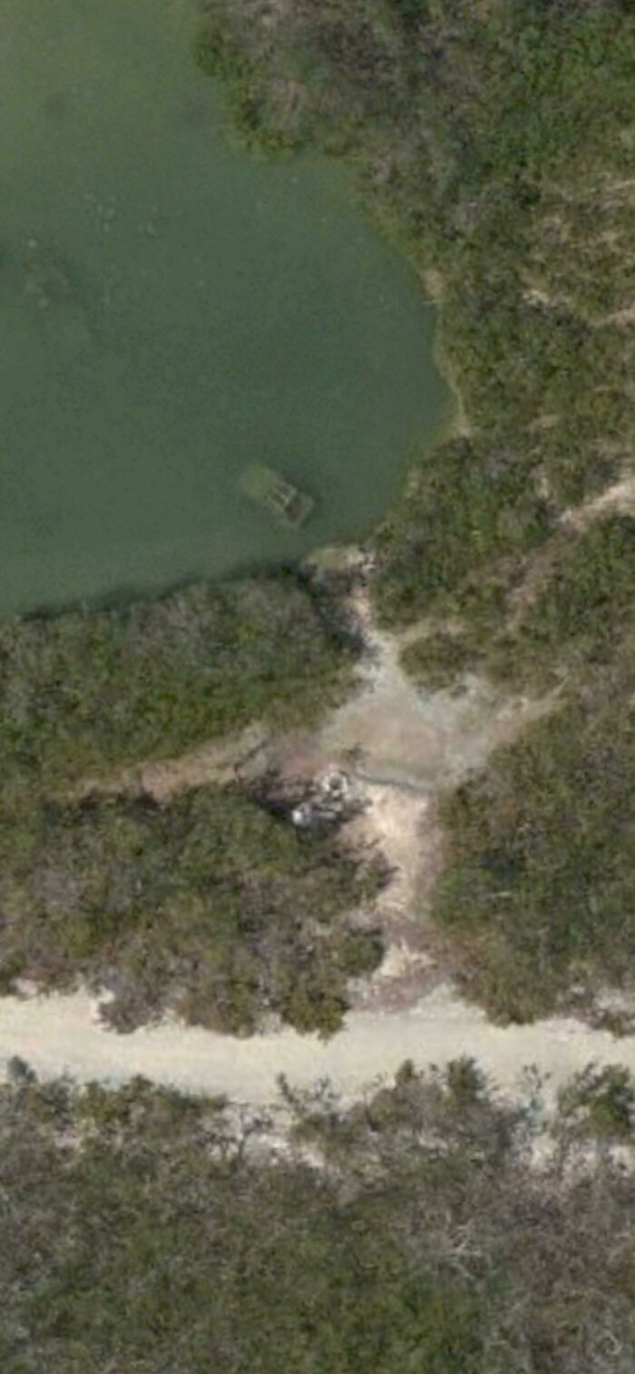Hay un Jeep (¿?) tirado en un estanque cerca de Key West, Florida