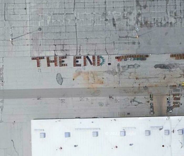 “The End!” (¡El fin!) - Deletreado con contenedores de transporte junto a la planta de fabricación de coches Rivian en Normal, Illinoise (40.5140640, -89.0546155)