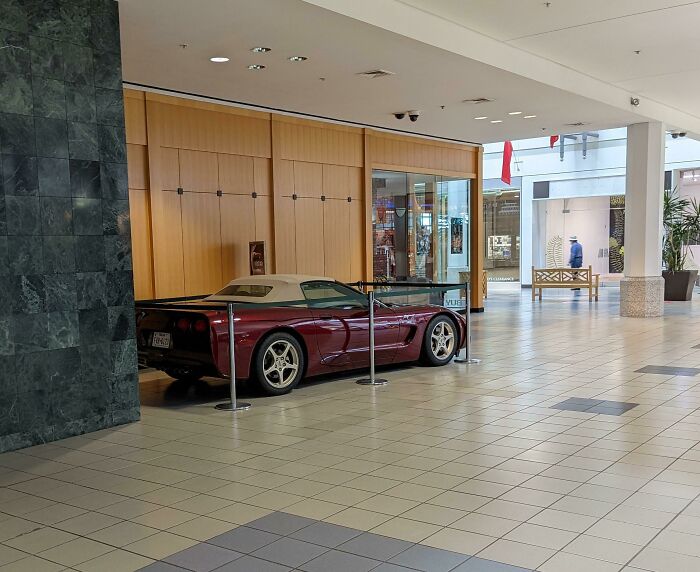 El coche que se da como premio en este centro comercial moribundo es un Corvette de hace 18 años
