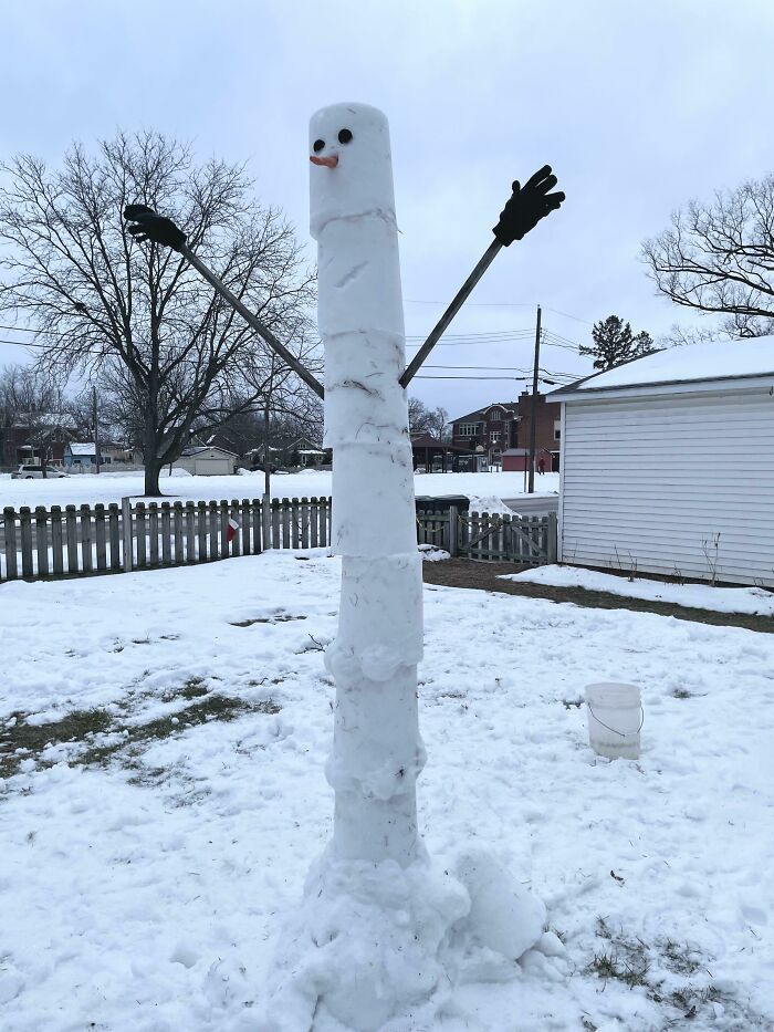 Muñeco de nieve alto y delgado hecho con un cubo