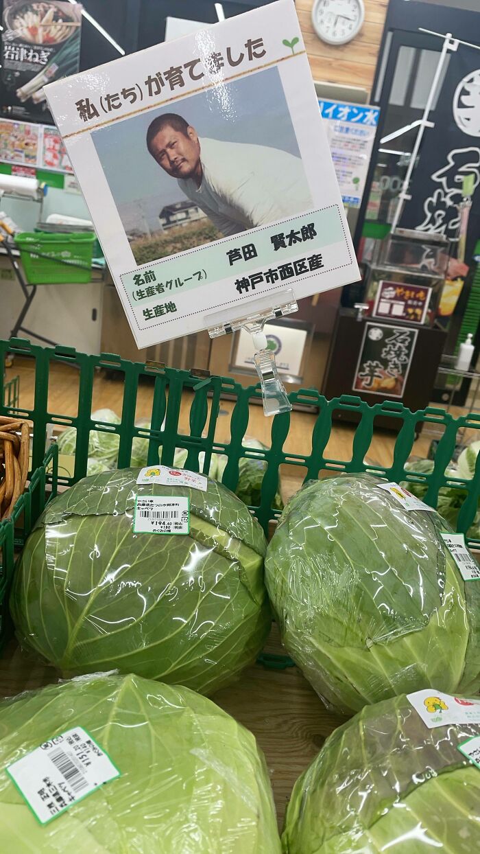 La tienda de verduras muestra la foto del agricultor