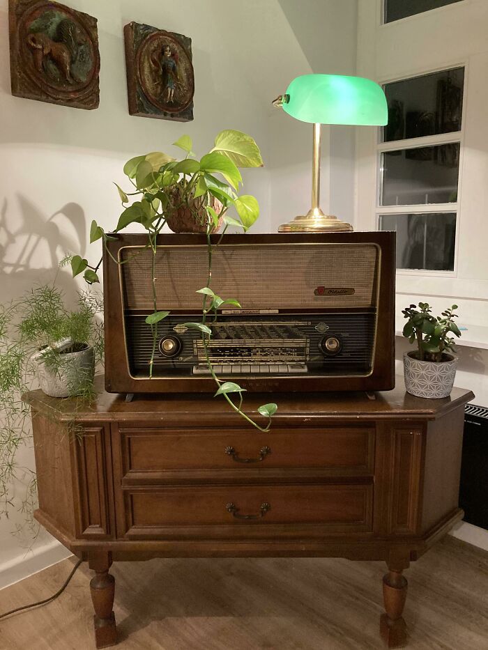Mi vieja lámpara colocada encima de mi vieja radio colocada encima de mi vieja cómoda