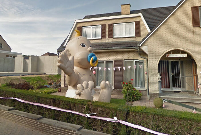 Spotted A Giant Inflatable Baby In A Lawn While Playing Geoguessr