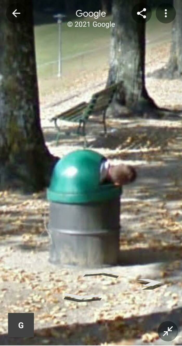Este hombre en un cubo de basura, encontrado en un parque de Suecia