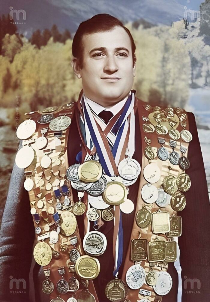 El campeón mundial de natación soviético Shavarsh Karapetyan, que salvó la vida de 20 personas en 1976 cuando vio cómo un trolebús se precipitaba a un embalse. 1980s