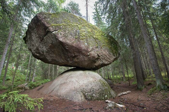 Kummakivi: una roca de 500.000 kg en Ruokolahti (Finlandia) que lleva 11.000 años en equilibrio sobre otra roca