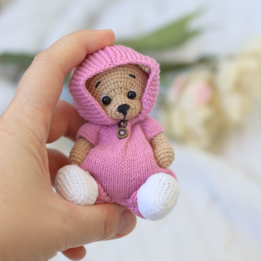 Here’s A Crocheting And Kniting Pattern For An Adorable Teddy Bear In Outfit (Overalls) That Will Help Keep You Occupied And Brought
it Is A Joy To Someone In The Form Of A Gift For Any Occasion (Birthday, Christmas) And Even For No Reason. Here’s A Crocheting And Kniting Pattern For An Adorable Teddy Bear In Outfit (Overalls) That Will Help Keep You Occupied And Brought
it Is A Joy To Someone In The Form Of A Gift For Any Occasion (Birthday, Christmas) And Even For No Reason.