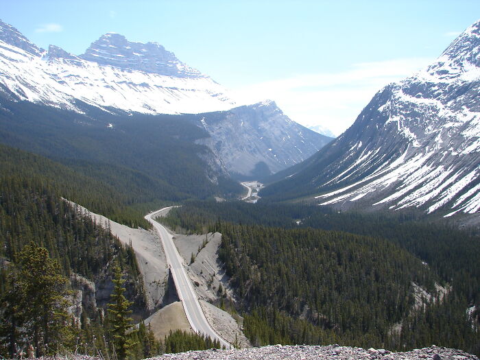 Picture of Icefields parkway with mountains