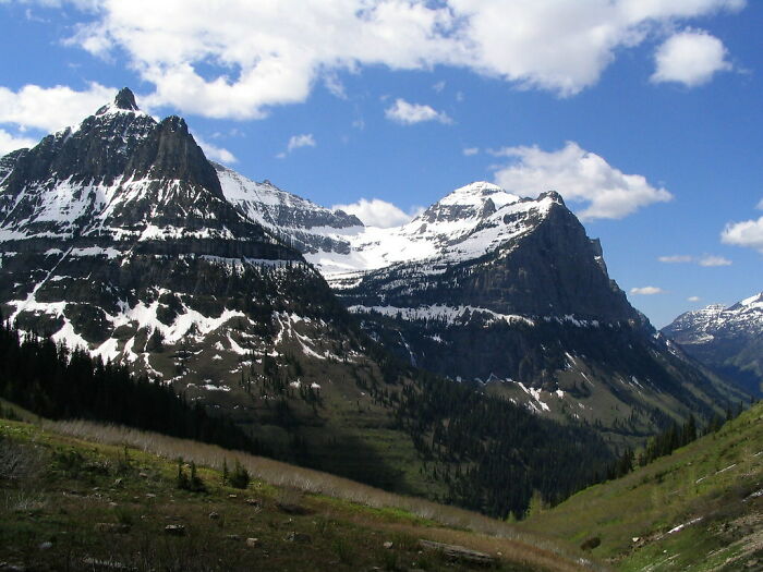Picture of Going-to-the-Sun Road with mountains