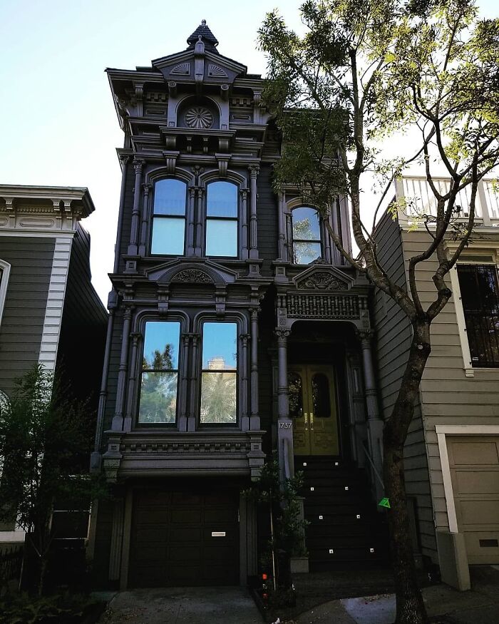Una casa victoriana negra y angosta en San Francisco 