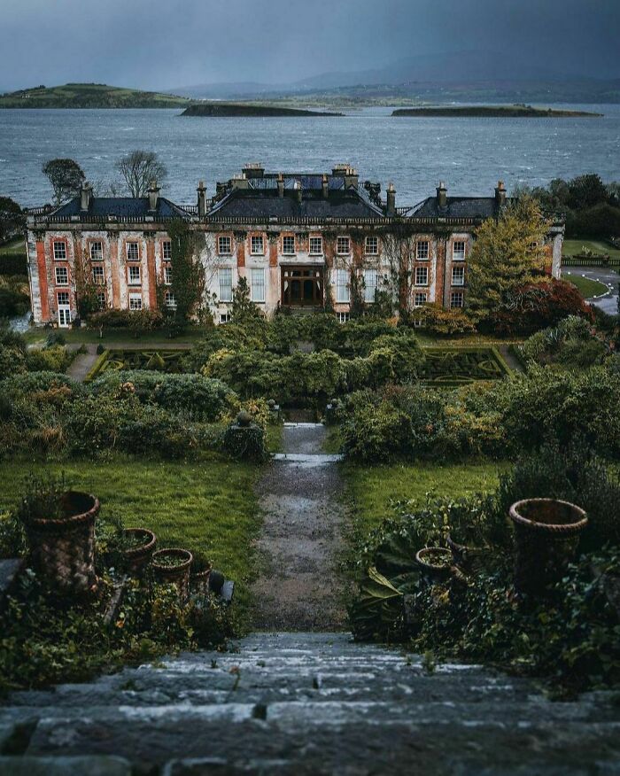 La casa Bantry del siglo 18, con vistas a la bahía Bantry, condado de Cork, Irlanda 