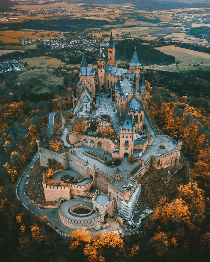 Castillo de Hohenzollern, sede ancestral de la Casa Imperial de Hohenzollern, construido en lo alto de una colina con vistas al bosque otoñal y a los pueblos de alrededor. Bisingen, Baden-Wurtemberg, Alemania