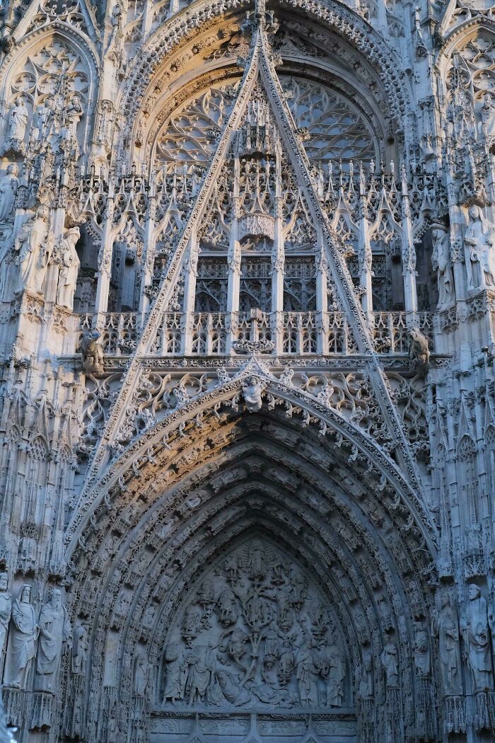 Los detalles de una iglesia gótica - Ruán, Francia 